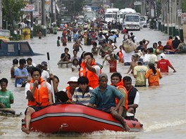 Tajfun Nalgae udeil na pobeí provincie Isabela na severovýchod Filipín v