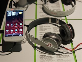 HTC Sensation XL bude v prodeji se speciáln navrenými sluchátky Beats. V...
