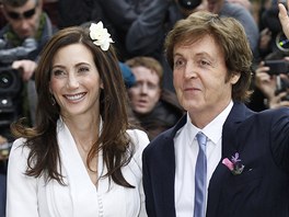 Paul McCartney a Nancy Shevellov se vzali v Londn (9.10.2011).