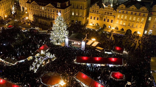 Rozsvícení vánočního stromu na Staroměstském náměstí si přišli prohlédnout Rozsvícení vánočního stromu na Staroměstském náměstí si přišli prohlédnout