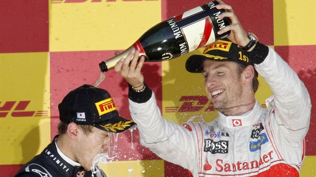 SPRCHA PRO VÁS MISTE. Vítz  Velké ceny Japonska Jenson Button (vpravo) ,