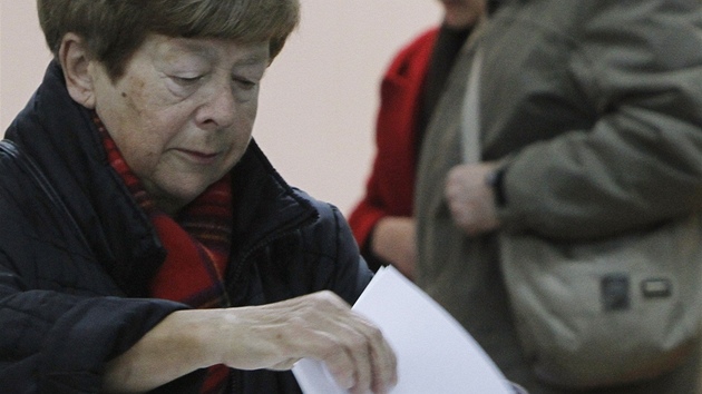 Obyvatelka Varavy patí k prvním volim, kteí navtívili volební místnost