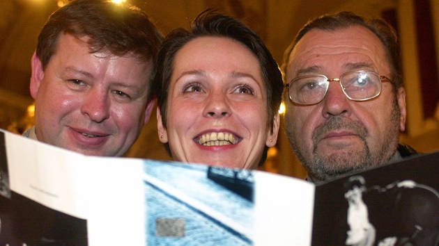 Zleva režisér Zbyněk Srba, herci Monika Dudková a Jaroslav Dufek, kteří 20. Zleva režisér Zbyněk Srba, herci Monika Dudková a Jaroslav Dufek, kteří 20.