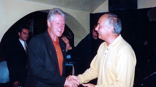 Frantiek Uhlí se zdraví s americkým prezidentem Billem Clintonem