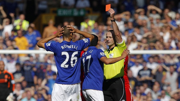 NO TO SNAD NE! Jack Rodwell z Evertonu neme uvit, e mu rozhod Martin Atkinson pi zpase s Liverpoolem ukazuje ervenou kartu.