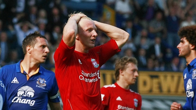 POKAZIL JSEM TO. Dirk Kuyt z Liverpoolu se drí za hlavu po zahozené penalt v