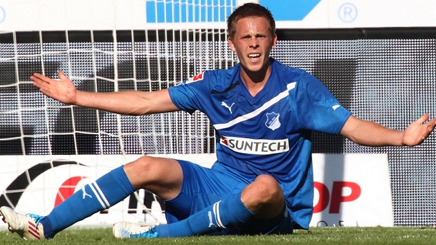 TOHLE E NENÍ FAUL? Gylfi Sigurdsson z Hoffenheimu se diví, e rozhodí zákrok