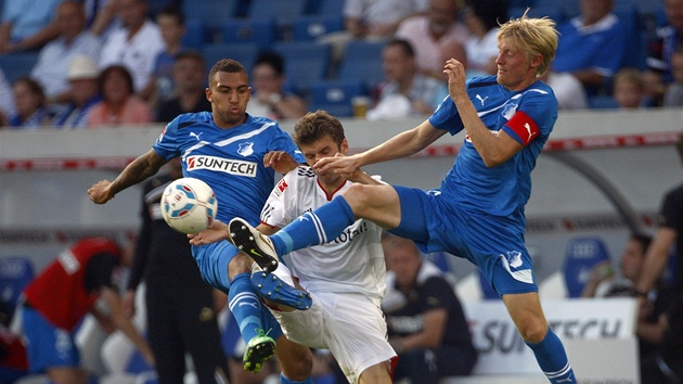 TUDY TO NEPJDE. Thomase Müllera z Bayernu zastavuje dvojice hrá Hoffenheimu