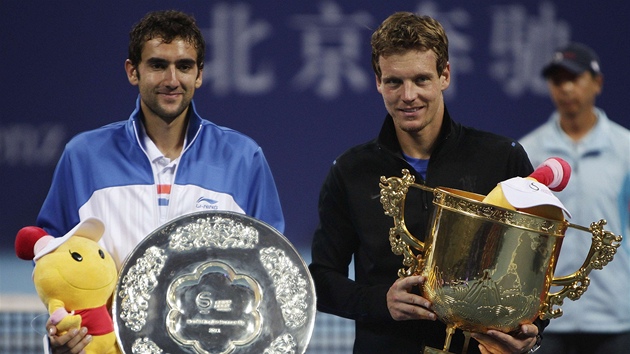 FINALISTÉ. Marin ili (vlevo) a Tomá Berdych pózují s trofejemi po skonení