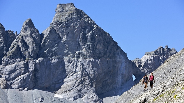 MARTINSLOCH. Ve skále ve výce 2600 metr nad moem zeje okno s rozmry 17 na