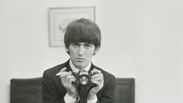 George Harrison ve filmu George Harrison: Living in the Material World, který...