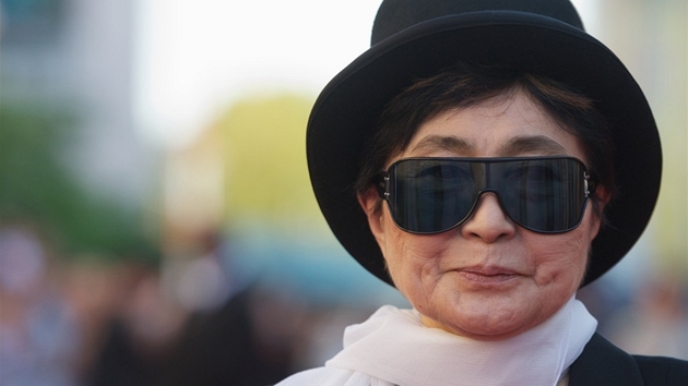 Yoko Ono na premiéře filmu George Harrison: Living in the Material World... Yoko Ono na premiéře filmu George Harrison: Living in the Material World...