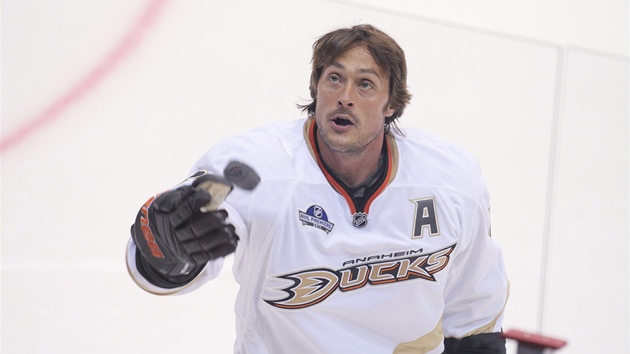 POZDRAV PUBLIKU. Teemu Selänne je legendou nejen ve Finsku. Jeho přítomnost v POZDRAV PUBLIKU. Teemu Selänne je legendou nejen ve Finsku. Jeho přítomnost v