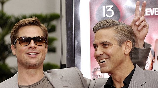 Brad Pitt a George Clooney na Chodníku slávy v Los Angeles  - premiéra filmu