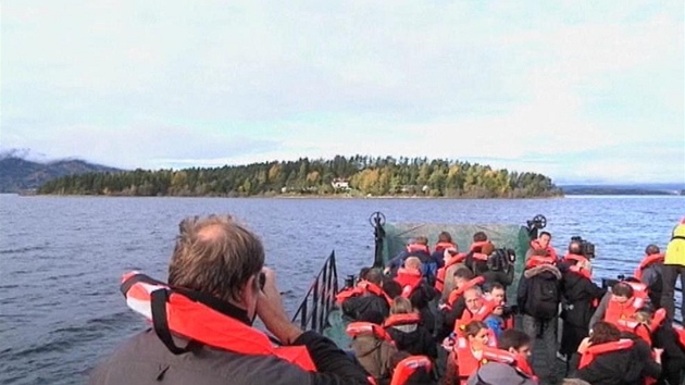 Ostrov Utoya msíc po stelb. U norského soudu nyní zaznívají dsivá svdectví tch, kteí Brevikovo ádní peili. Ilustraní foto