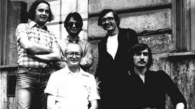 S+HQ v letech 1979-80 (Karel Velebný sedící vlevo) - Zleva František Uhlíř S+HQ v letech 1979-80 (Karel Velebný sedící vlevo) - Zleva František Uhlíř