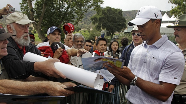 Tiger Woods rozdává autogramy ped turnajem Frys.com. 