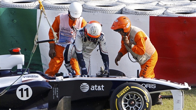 Rubens Barrichello opoutí svj monopost Williams po havárii pi tréninku na