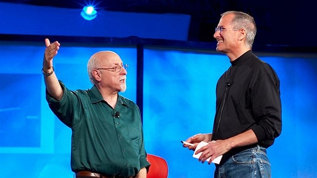 Walt Mossberg a Steve Jobs na konferenci All Things Digital Walt Mossberg a Steve Jobs na konferenci All Things Digital
