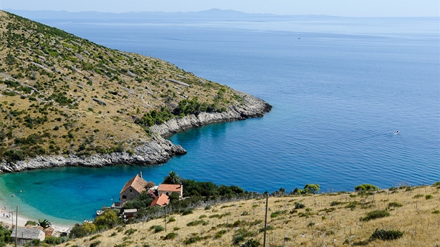 Zátoka Dubovica leí pod silnicí Hvar - Stari Grad