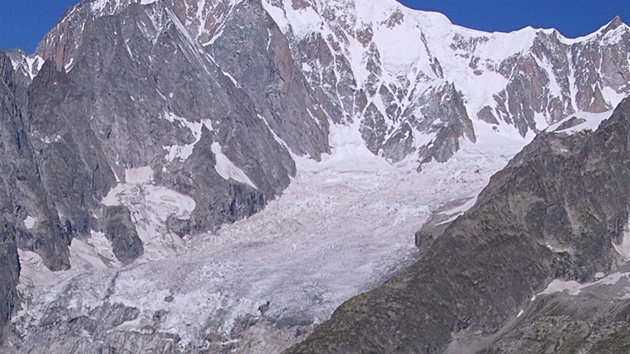 Svahy Mont Blancu jsou na italské stran divoce rozbrázdné ledovci.