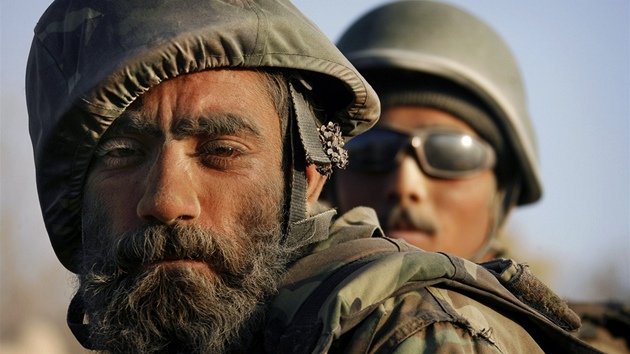 Voják Afghánské národní armády na korb nákladního automobilu steí oblast v...