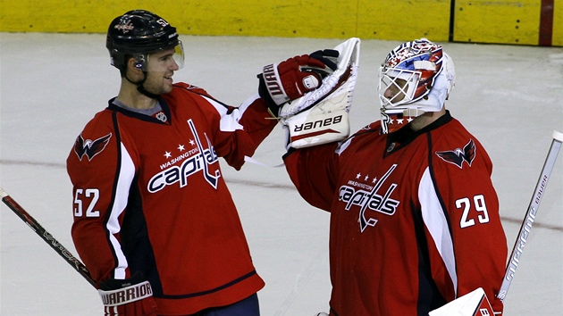 Mike Green z Washingtonu Capitals blahopeje k výhe svému brankái Tomái