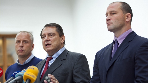 Petr Benda, Jiří Paroubek a Jiří Šlégr oznámili na tiskové konferenci odchod z Petr Benda, Jiří Paroubek a Jiří Šlégr oznámili na tiskové konferenci odchod z