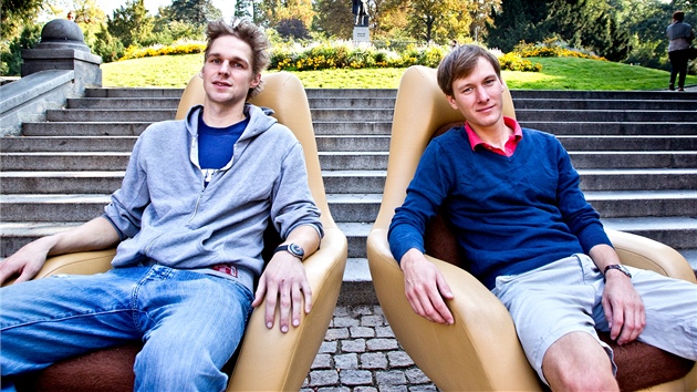 Adam Karásek (vlevo) a Jiří Mrázek sedí v křeslech z dob socialismu, které Adam Karásek (vlevo) a Jiří Mrázek sedí v křeslech z dob socialismu, které
