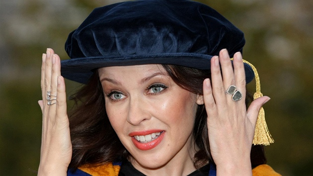 Kylie Minogue obdrela v Anglii estný doktorát za íení povdomí o rakovin