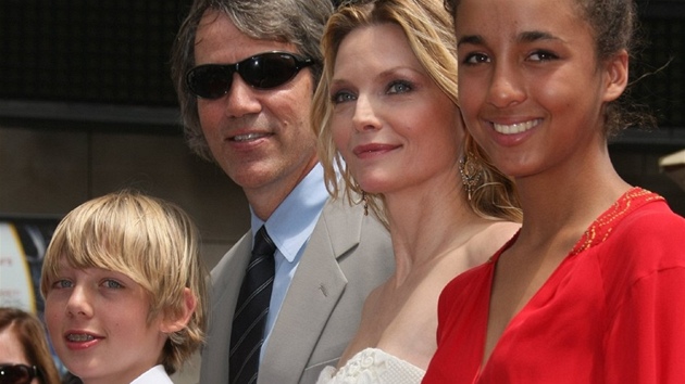 Michelle Pfeifferová, David E. Kelley, jejich dcera Claudia Rose a syn John