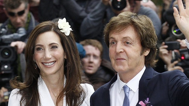 Paul McCartney a Nancy Shevellová se vzali v Londýn (9.10.2011).