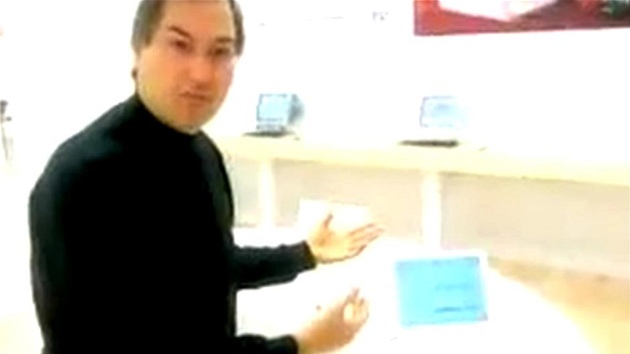 Steve Jobs pedstavuje Apple store