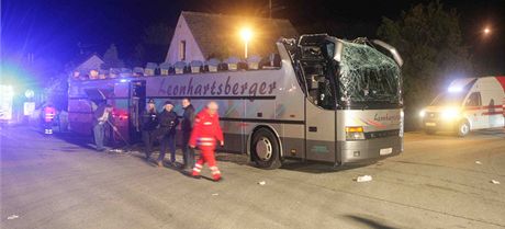 Nedaleko Dolního dvoit havaroval autobus, pod nízkým mostem si utrhl...