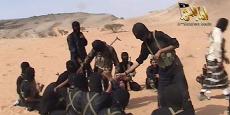 Teroristé jemenské odnoe al-Káidy na archivním zábru videa