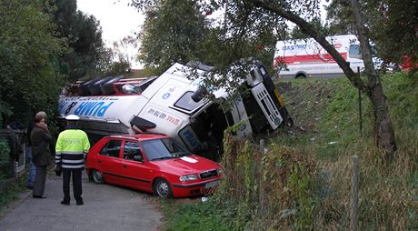 Nehoda kamionu, který se na okraji Nového Jiína zítil ze svahu na automobil.