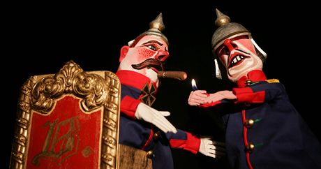 Na loutkáskou tradici navazuje hradecké divadlo Drak. Snímek je z pedstavení U kanonu stál o válce 1866 (13.10.2011).