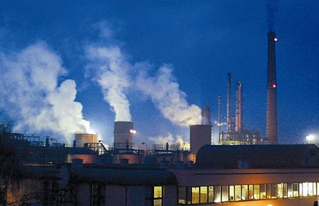 U továrny Paramo se dýchá lépe také kvli odstavení technologie atmosférické a vakuové destilace ropy. (Ilustraní snímek)