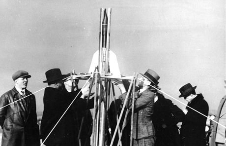 Píprava rakety Ludvíka Oenáka ke startu