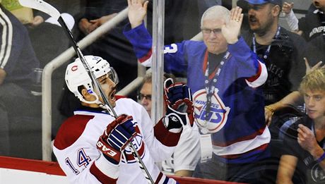 Montrealsk tonk Tom Plekanec se raduje z glu v zpase na led Winnipegu.