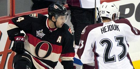 Milan Hejduk z Colorada (vpravo) a Chris Phillips z Ottawy sleduj puk.