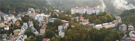 Pohled na Karlovy Vary z vyhlídky Petra Velikého. 