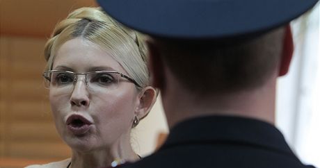 Ukrajinská expremiérka Julija Tymoenková v soudní místnosti (11. íjna 2011)