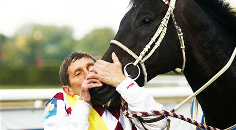 ZVÍTZÍ ZASE? Legendární okej Josef Váa líbá svého kon Tiumena, jedním ze sportovních témat roku 2012 v Pardubickém kraji bude, zda vyhrají Velkou i letos.