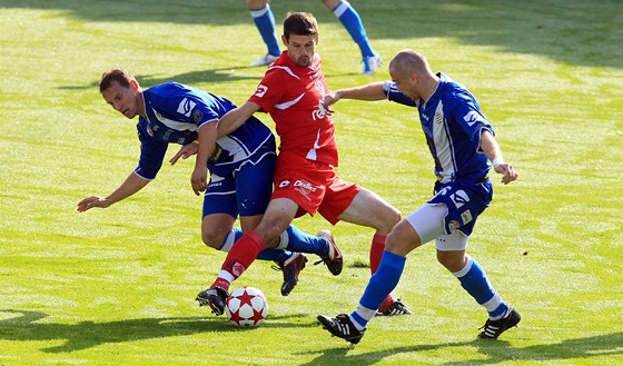 KRYTÍ BALONU. Jan Jeábek (v erveném) nikdy nedává soupei mí zadarmo.