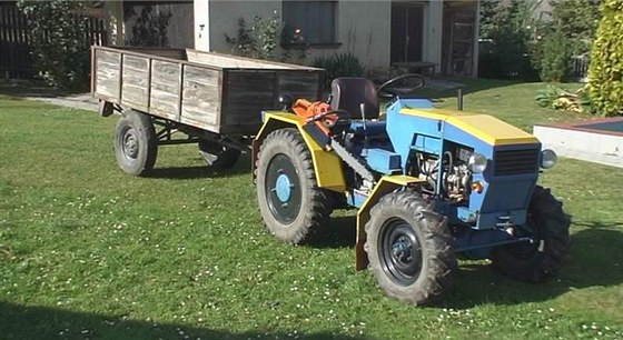 Na devtapadesátiletého mue se v pondlí veer na Beclavsku pevrátil traktor. Mu na míst zemel (ilustraní snímek).