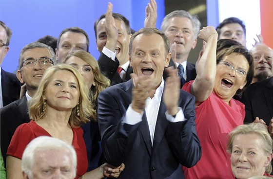 Premiér Donald Tusk (uprosted) se raduje z prvních výsledk. (10. íjna 2011)