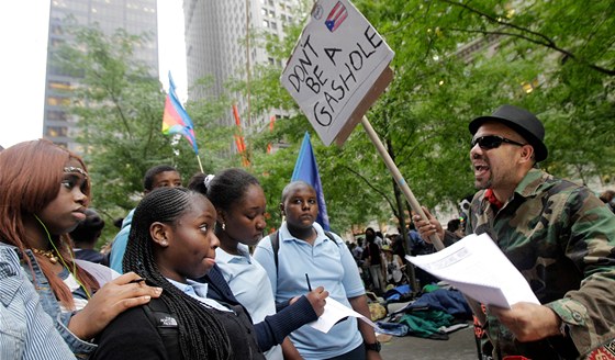 Mladík vyzývá k protestm mladé studenty. New York ve nepokoji u pes ti