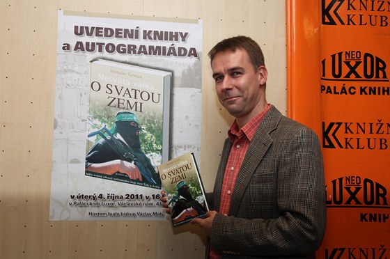 Foto z uvedení knihy Betislava Tureka Nesvatá válka o Svatou zemi, Praha,
