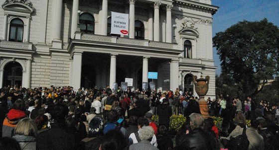 Protest na podporu Janákova divadla (ilustraní snímek)